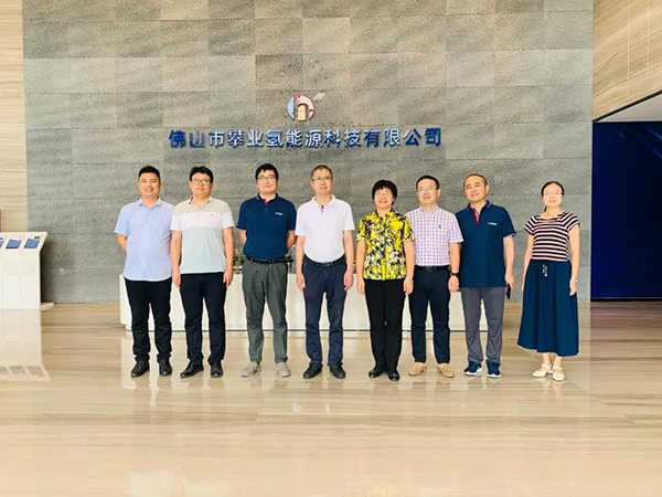 Group photo of Foshan Pearl and Xu Juan, director of carbon recycling Department of Guangdong Vocational College of environmental protection engineering